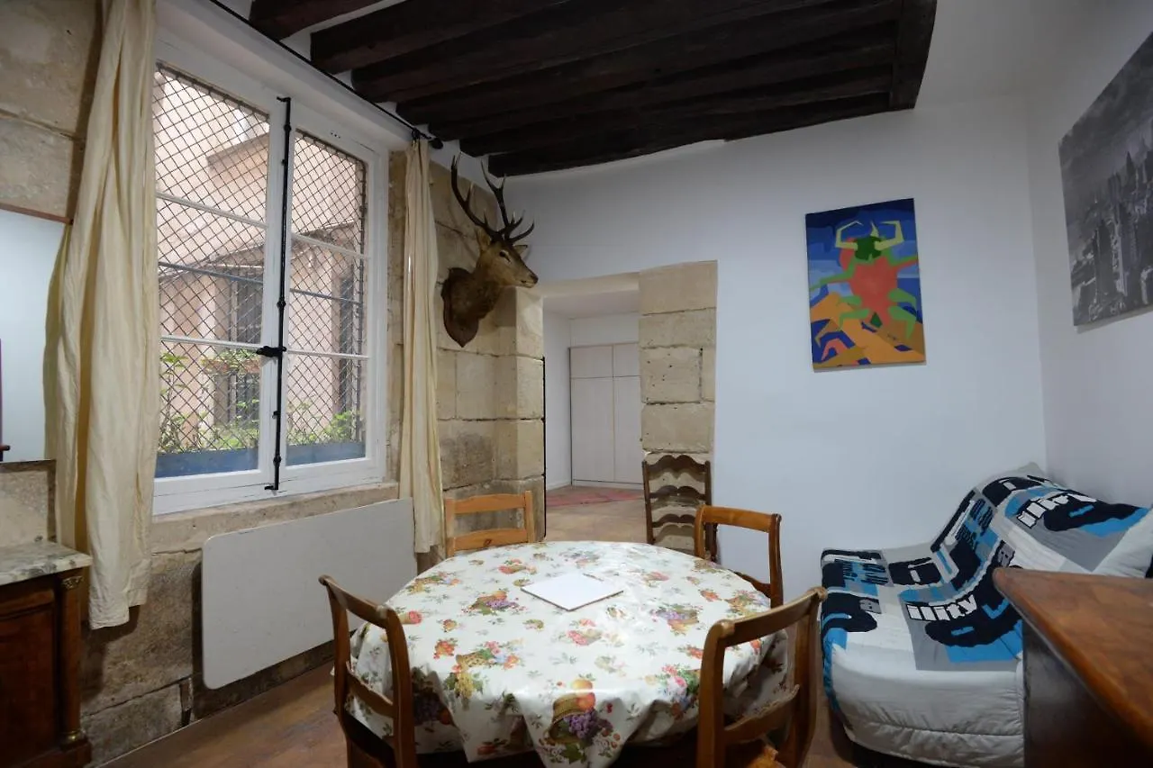 Atypical Apt 5 Min From Notre-Dame Cathedral Апартаменты